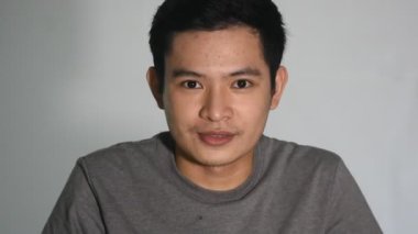 Şaşırmış bir Asyalı adam tecrit edildi.