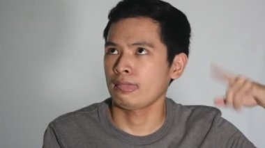 Çılgın bir Asyalı adam tecrit edildi.