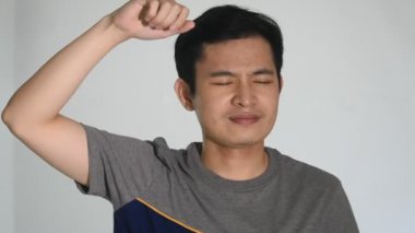 Kokuşmuş Kokulu Asyalı Bir Adam