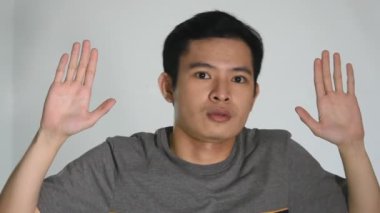 Komik Asyalı Adam Dans Ediyor ve Kafa Hareketleri