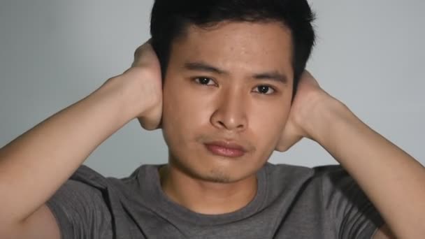Азиатский Человек Прячет Глаза Рот — стоковое видео