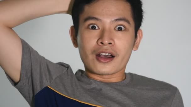 Amazed Asian Man Closeup Isolated — Stockvideo