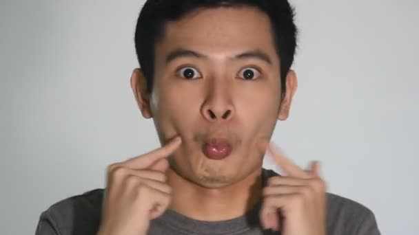 Kendini Dürten Komik Asyalı Adam Tecrit Edildi — Stok video
