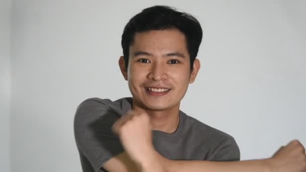 Stretching Volwassen Aziatische Man — Stockvideo