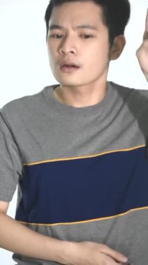 Müzik eşliğinde dans eden farklı bir adam.