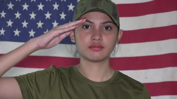 Army Woman Saluting Flag — Stock video