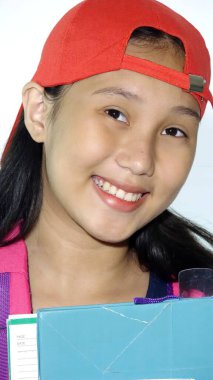 Gülümseyen Asyalı Kız Öğrenci Kitaplarını İzole Edildi