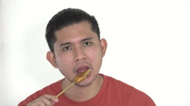 Kafası Karışık Asyalı Adam Yukarı Bakıyor