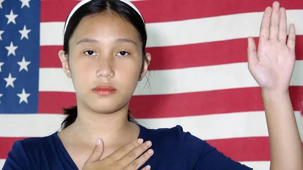 Πατριωτική Ασιατική Γυναικεία Υπόσχεση Σημαία Usa — Φωτογραφία Αρχείου