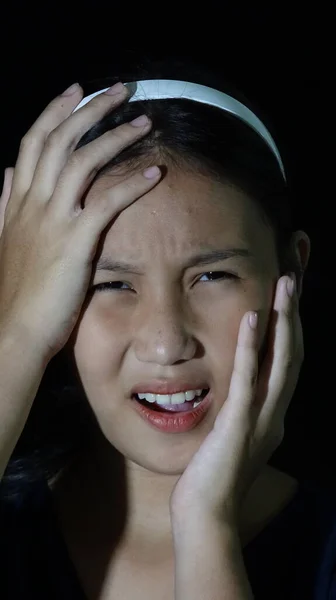 Stressad Söt Filipina Kvinna Yngre Isolerad — Stockfoto