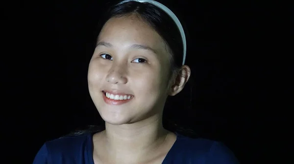 Eine Lächelnde Junge Philippinische Frau Isoliert — Stockfoto