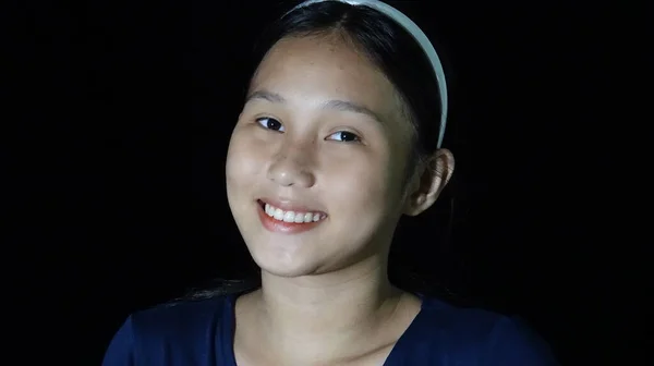 Een Minderheid Tiener Meisje Glimlachen Geïsoleerd — Stockfoto