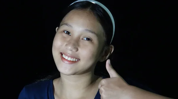 Juvenil Filipina Adolescente Chica Con Pulgares Arriba Aislado —  Fotos de Stock