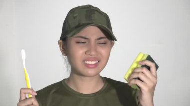 Yeşil şapkalı Asyalı kadın.