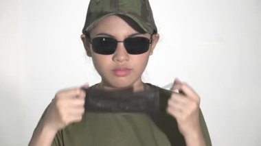 Asyalı adam askeri üniforma giyiyor.