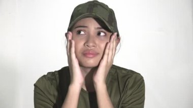 Askeri üniforma giyen güzel bir kız öğrenci.