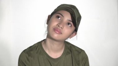 Yeşil şapkalı genç kadın.