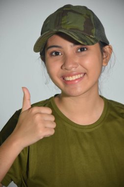 Bir Kadın Asker Başparmağını kaldırdı