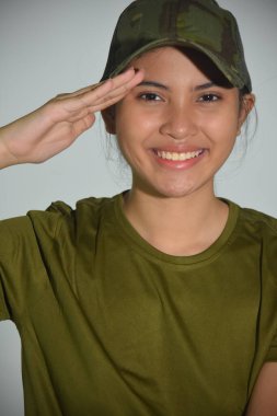 Gülümseyen Kadın Asker Selamlaması