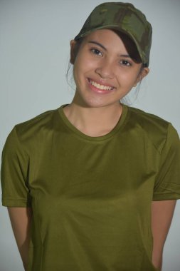 Gülümseyen Kadın Asker