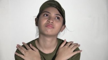 Genç bir bayan asker.