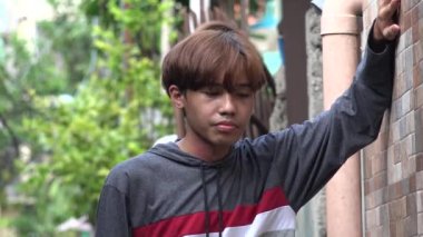 Sabırsız Yetişkin Asyalı Erkek Bekliyor