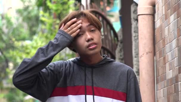 Volwassen Aziatische Man Gestrest Met Een Hoofdpijn — Stockvideo