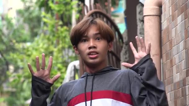 Rädd Vuxen Asiatisk Man Och Rädsla — Stockvideo