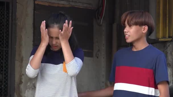 Asiatische Männchen Zeigt Mitgefühl Für Kranken Freund — Stockvideo