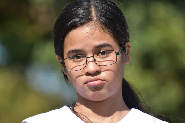 Schmunzelnde Smart Girl Teenager Mit Brille — Stockfoto