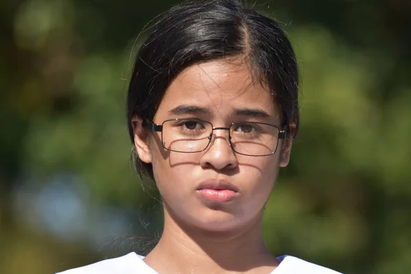 Tatlı Çeşitli Genç Kız Gözlüklü Kafa Karışıklığı — Stok fotoğraf