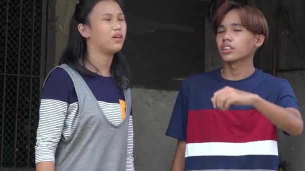 조급하게 기다리는 아시아 청소년 친구들 — 비디오