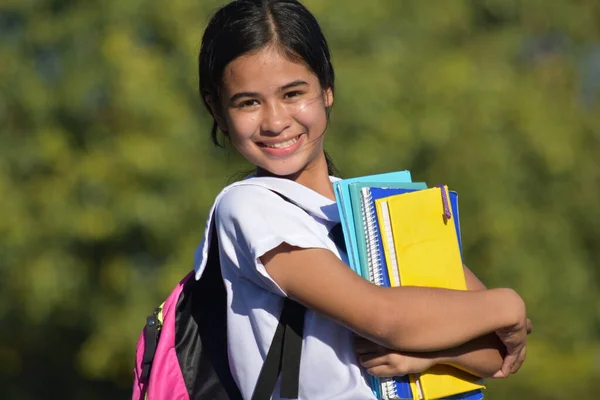 Jong Filippijns Meisje Student Glimlachen Dragen School Uniform Holding Books — Stockfoto