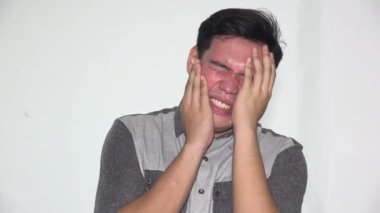 Stresli bir Asyalı Yetişkin Erkek Yalıtılmış