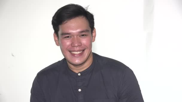 Улыбающийся Взрослый Филиппинский Мужчина Изолирован — стоковое видео
