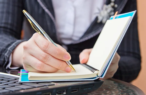 Mujer de negocios escribiendo trabajo —  Fotos de Stock