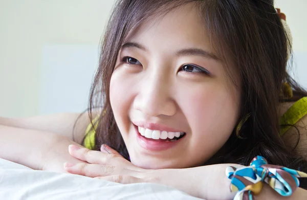 Asiatico donna sorridente su il letto — Foto Stock