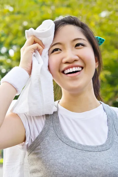 Asiatisk kvinna torka svett med en handduk efter träningen — Stockfoto