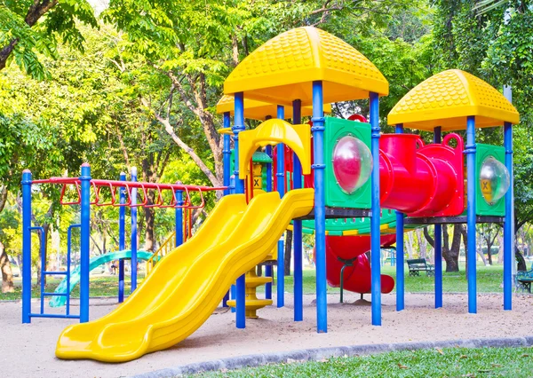 Parque infantil en el parque —  Fotos de Stock