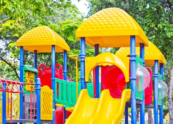 Parque infantil en el parque — Foto de Stock