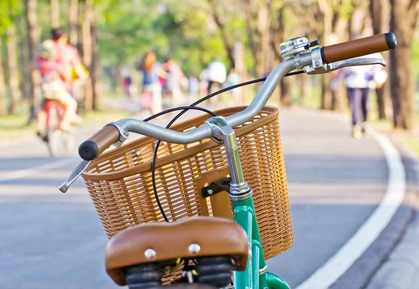 Fahrrad im Park — Stockfoto