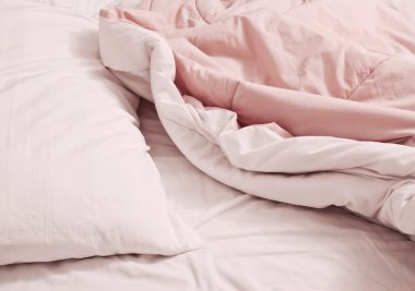 yatakta pillowand battaniye