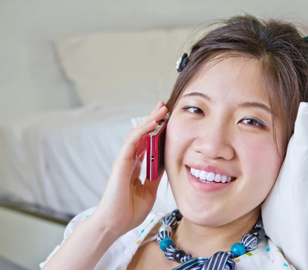 Азиатка разговаривает по телефону — стоковое фото