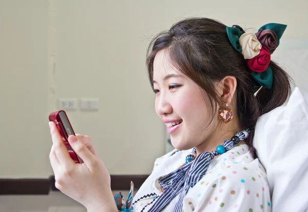 Woman chatting with mobile phone — Stock Photo, Image