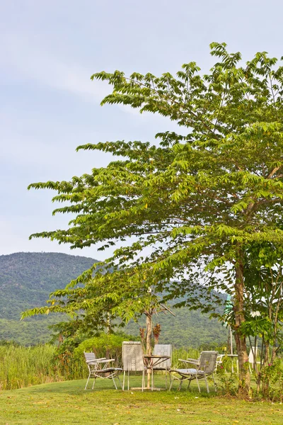 Conjunto de sillas con mesa en vista a la montaña — Foto de Stock