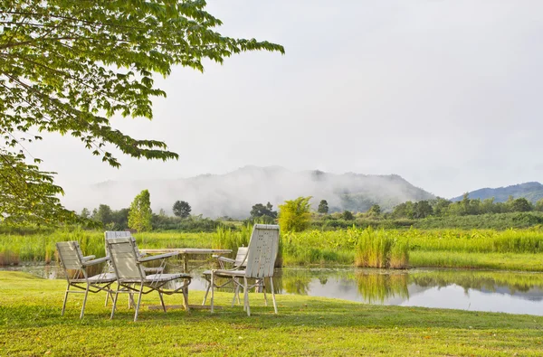 Conjunto de sillas con mesa en vista a la montaña — Foto de Stock