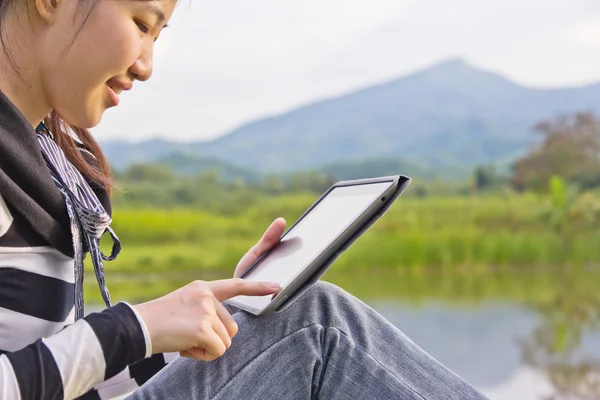 Jovem mulher usando tablet na vista montanha — Fotografia de Stock