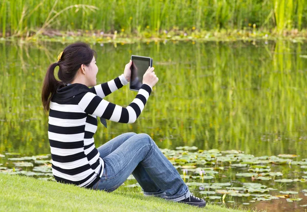 Jeune femme prenant des photos de la nature — Photo