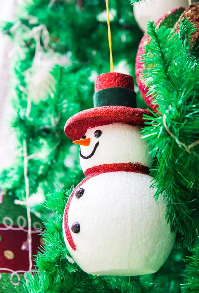 圣诞树上的雪人 — 图库照片