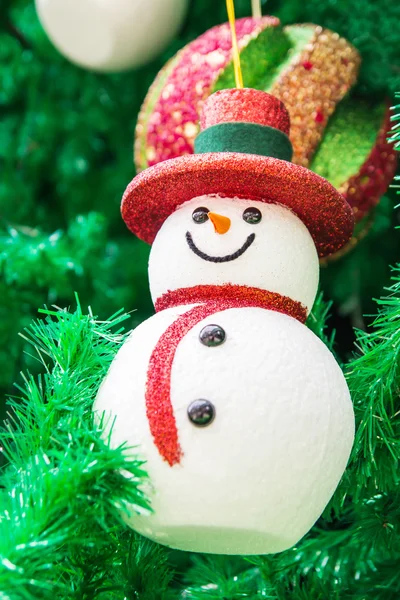 Boneco de neve na árvore de Natal — Fotografia de Stock